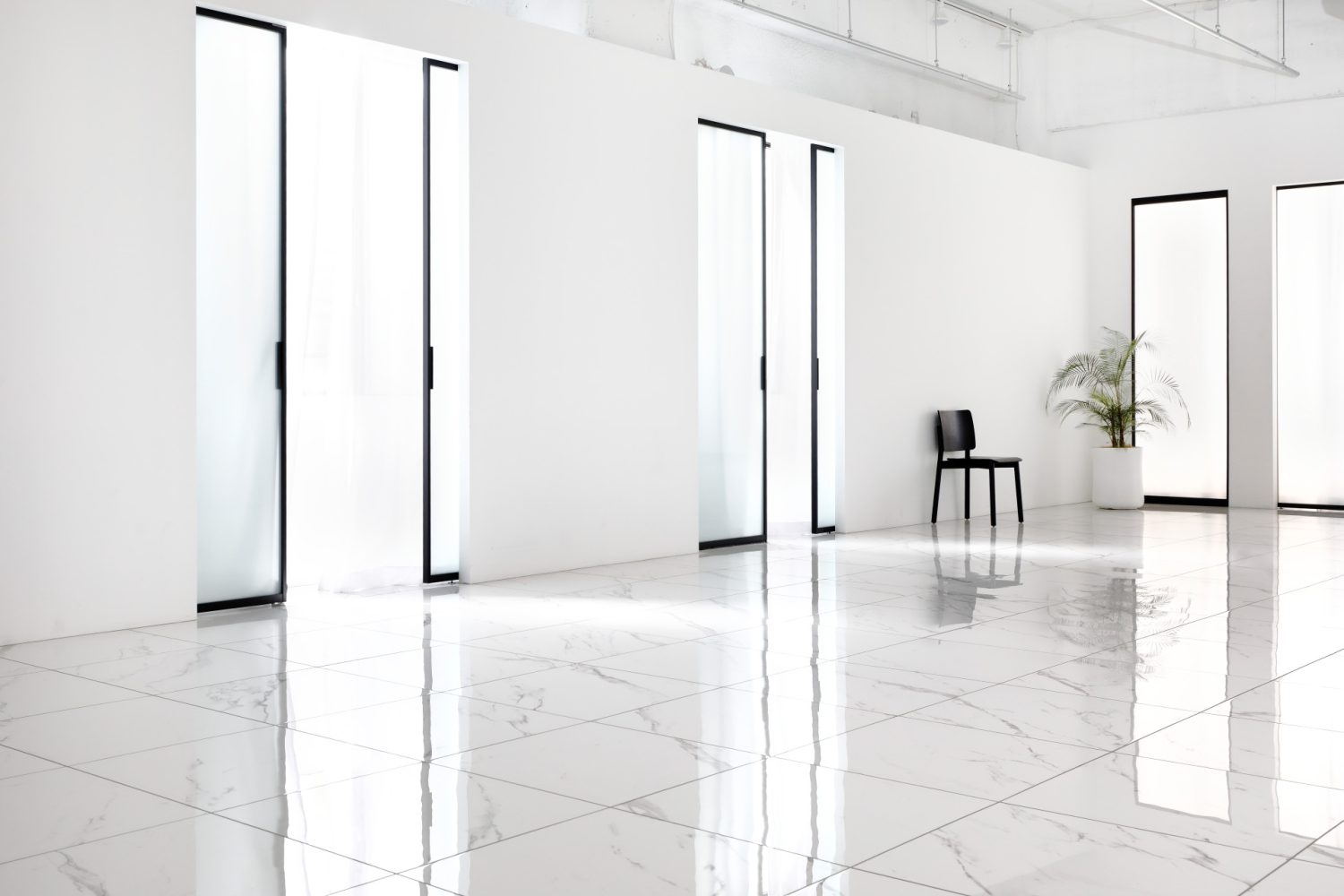 自然光が差し込むすりガラスの窓