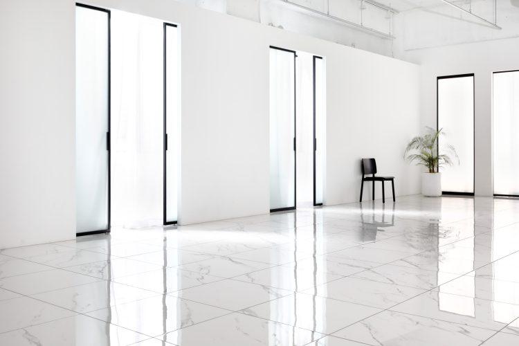 自然光が差し込むすりガラスの窓