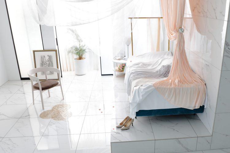 ラグジュアリーな寝室シーン