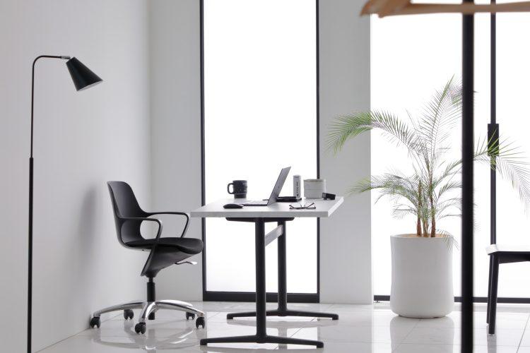 黒で統一されたオフィスシーン