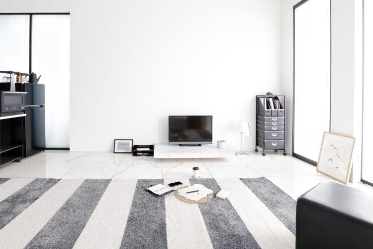 モノトーンのリビングシーン