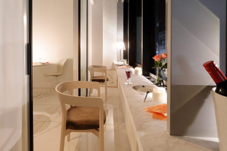 5mのカウンターがある大きな窓