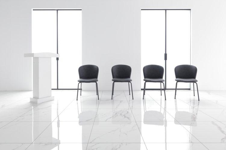 豊富な椅子で大人数のインタビューも可能