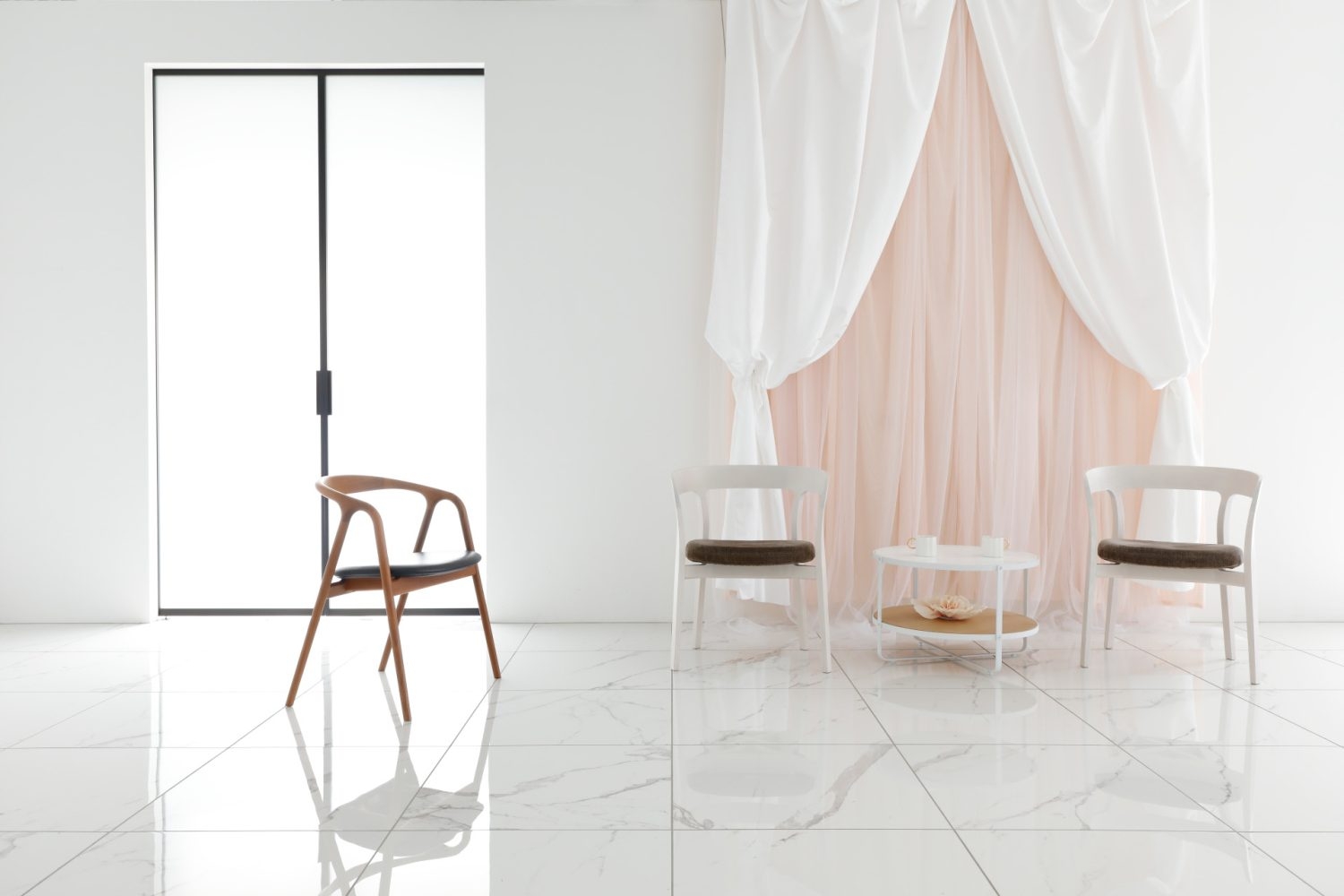 さまざまな背景でインタビューシーン