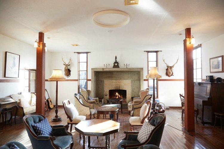 暖炉があるラウンジ