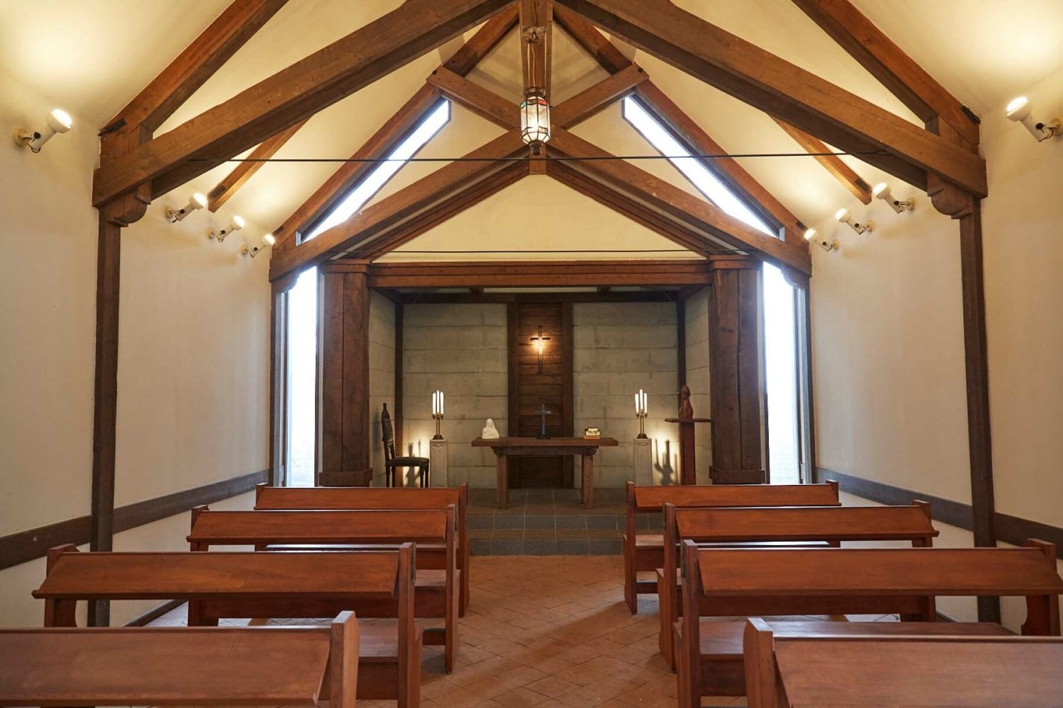 自然光も入るチャペル内