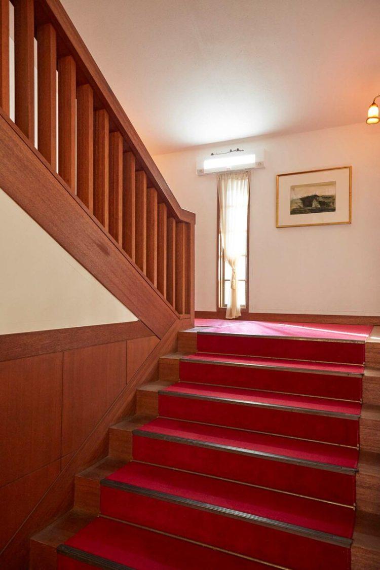 2F客室へ続く階段