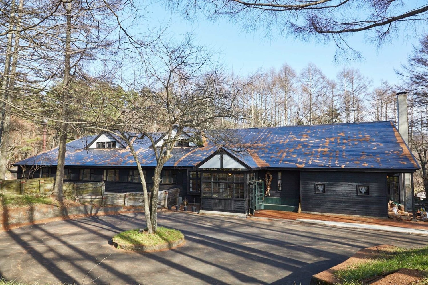 車寄せのあるホテル外観