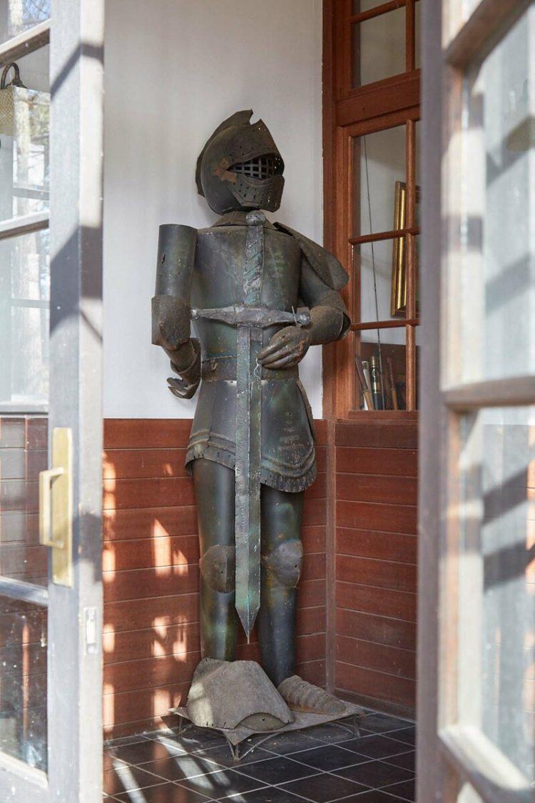 玄関に立つ鎧