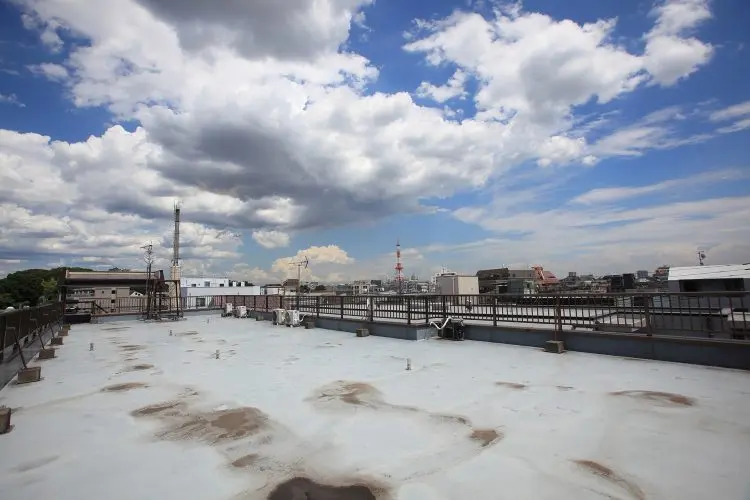 街並みや煙突を背景に情緒的な撮影が可能な屋上