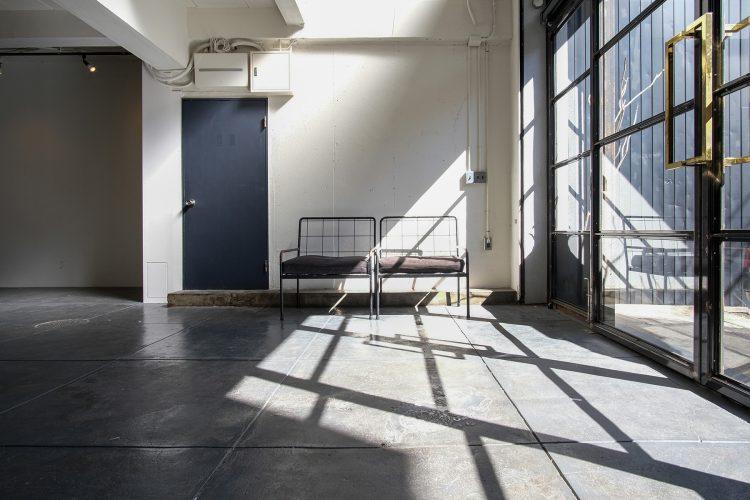 1F エントランスからの光