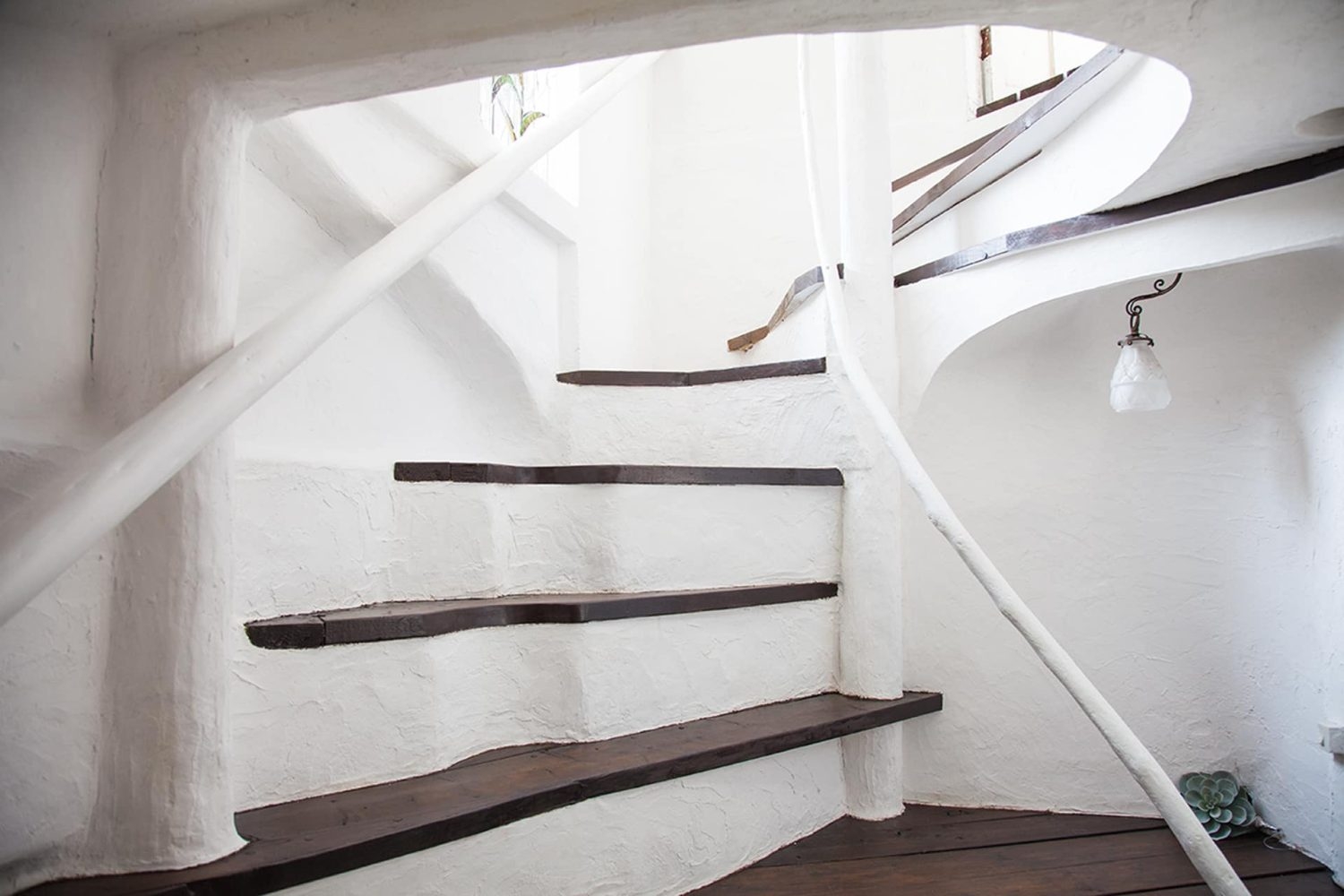 屋上エリア 漆喰壁と古木のアトリエの階段