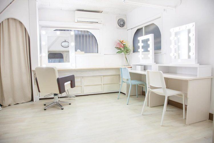 メイクルーム  / ライト付鏡3台、他鏡3台