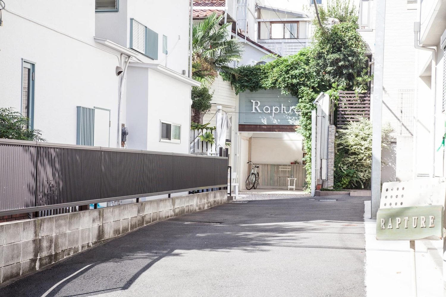 入口私道の端に普通車3台分駐車可能