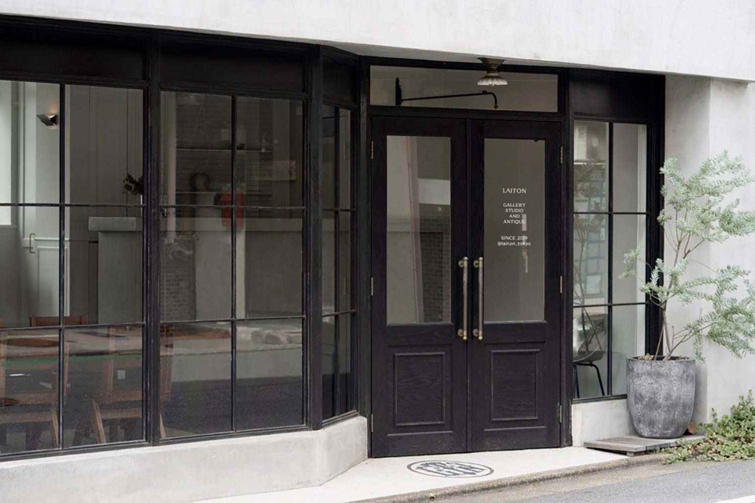 ガラス張りの外観