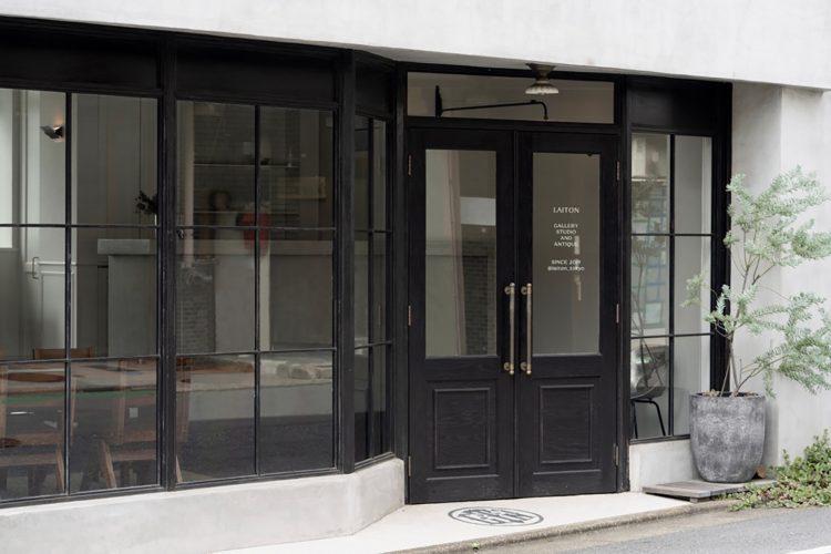 ガラス張りの外観