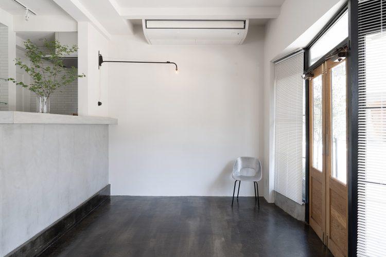 シェルフ壁側から白壁側