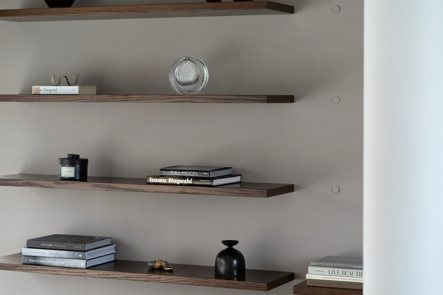 落ち着いた質感のシェルフ