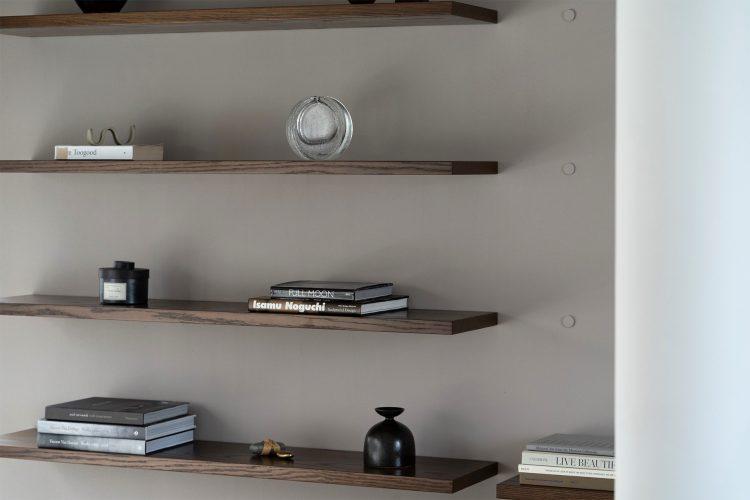 落ち着いた質感のシェルフ