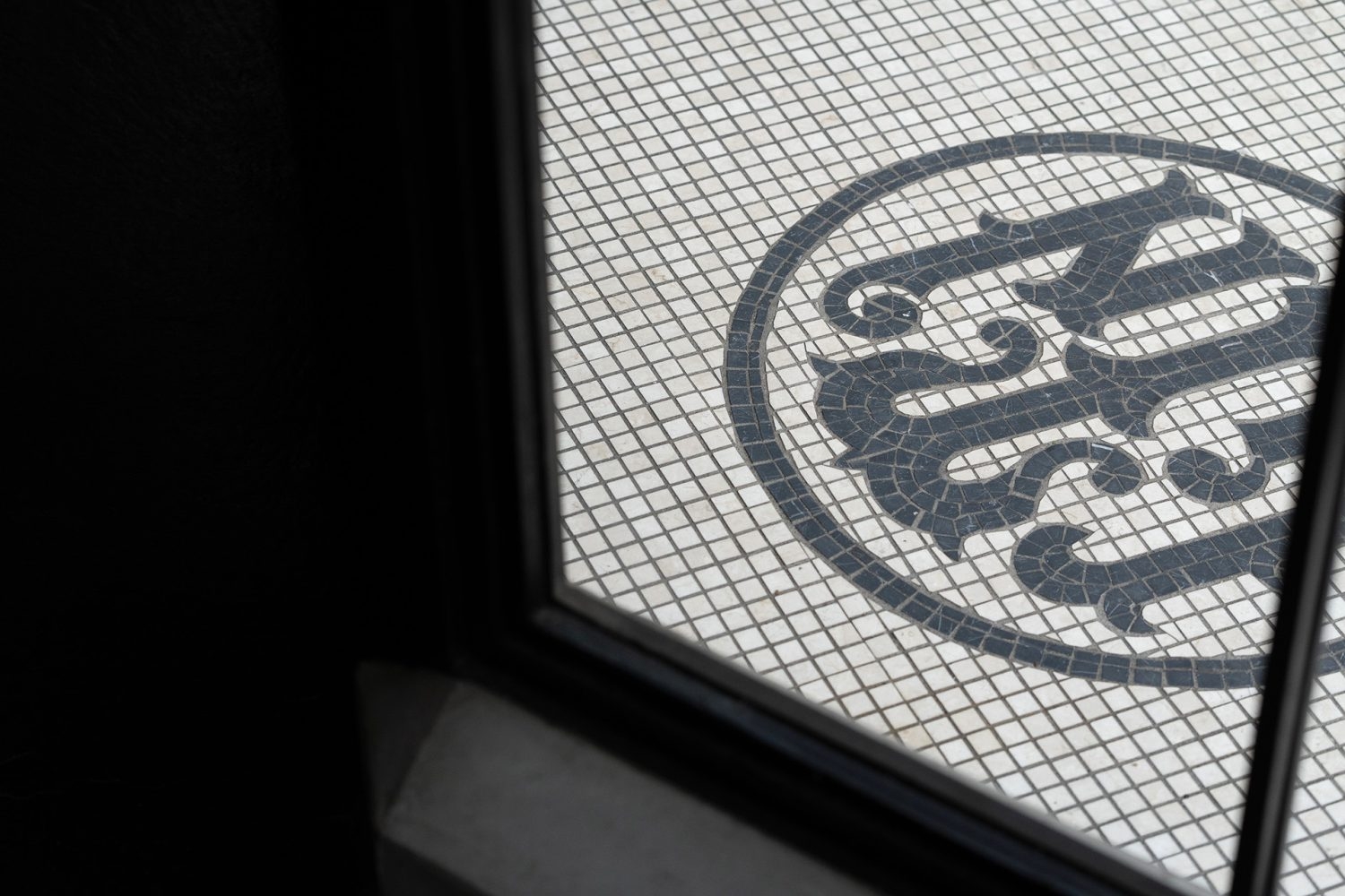 扉外のモザイクタイル