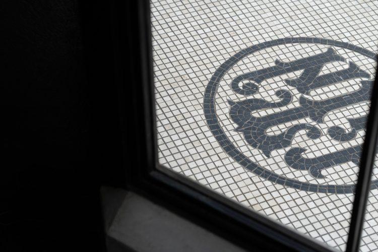 扉外のモザイクタイル