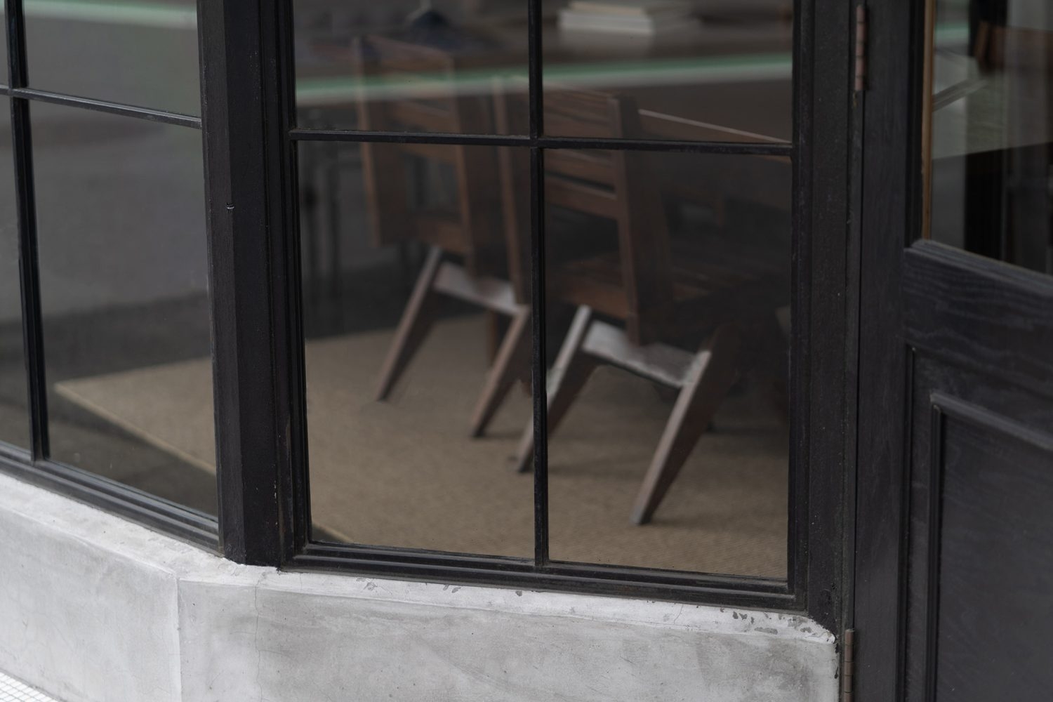 黒枠ガラス窓越しの室内