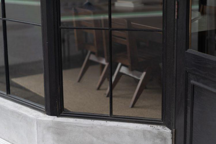 黒枠ガラス窓越しの室内