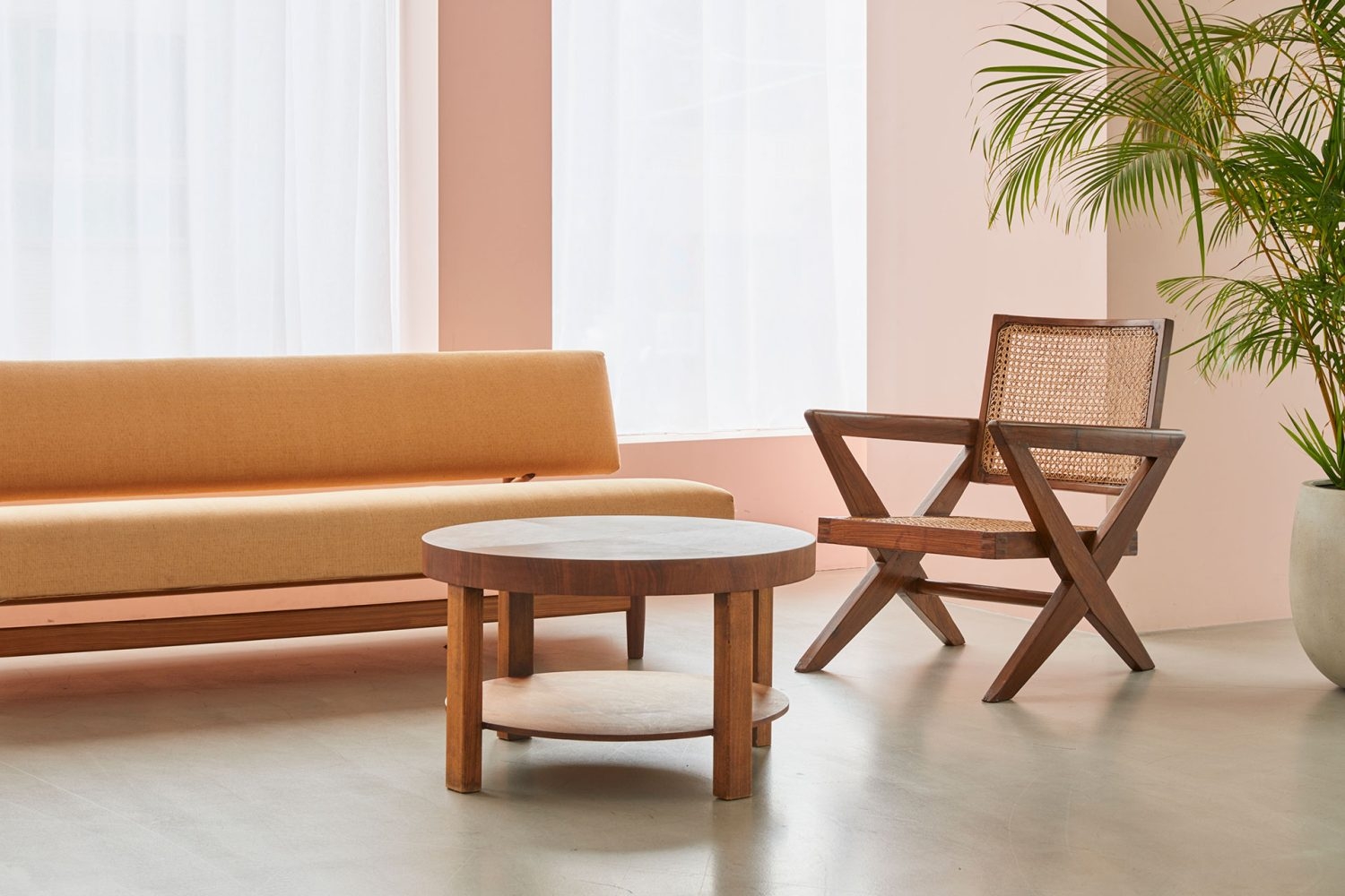 ピンクの壁とソファ