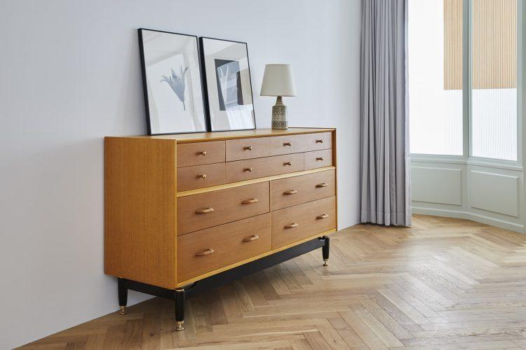 木製のキャビネット