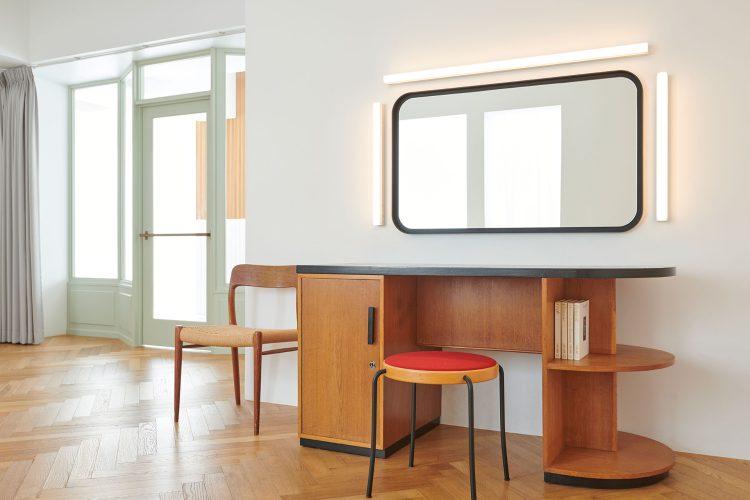 メイクエリアもテイストに合わせた家具