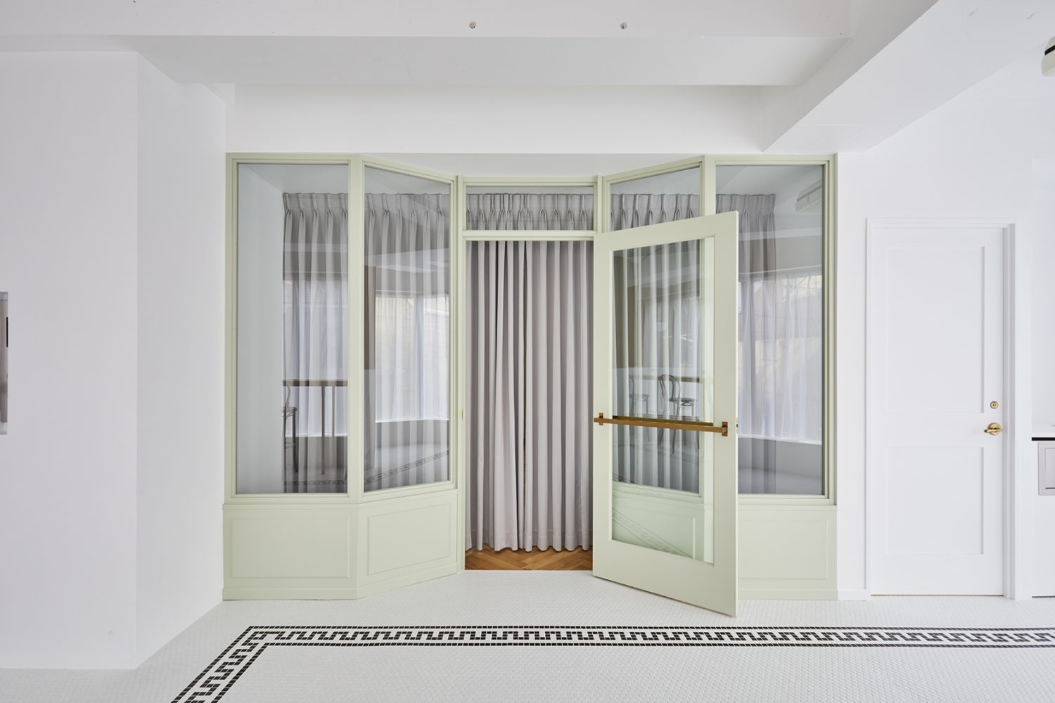 上品なグレーのドレープカーテン