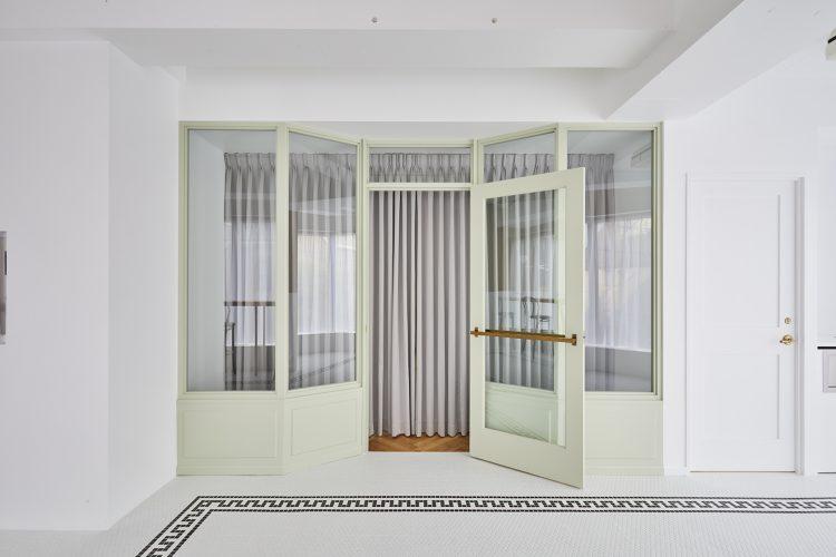 上品なグレーのドレープカーテン