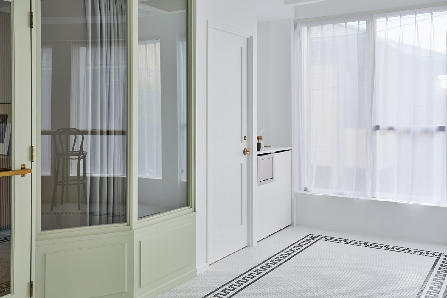 ペールグリーンの印象的なエントランス