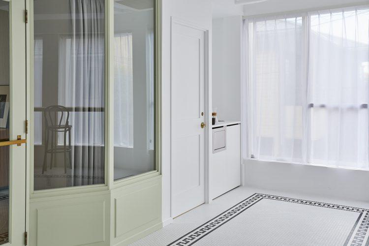 ペールグリーンの印象的なエントランス