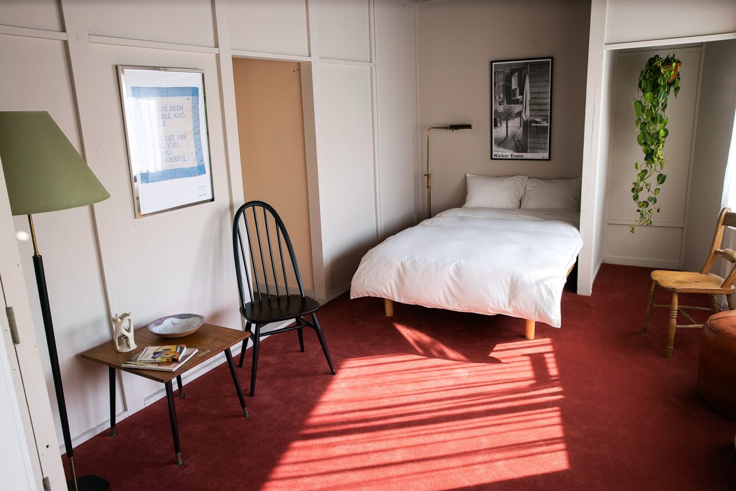 えんじ色の絨毯がポイント