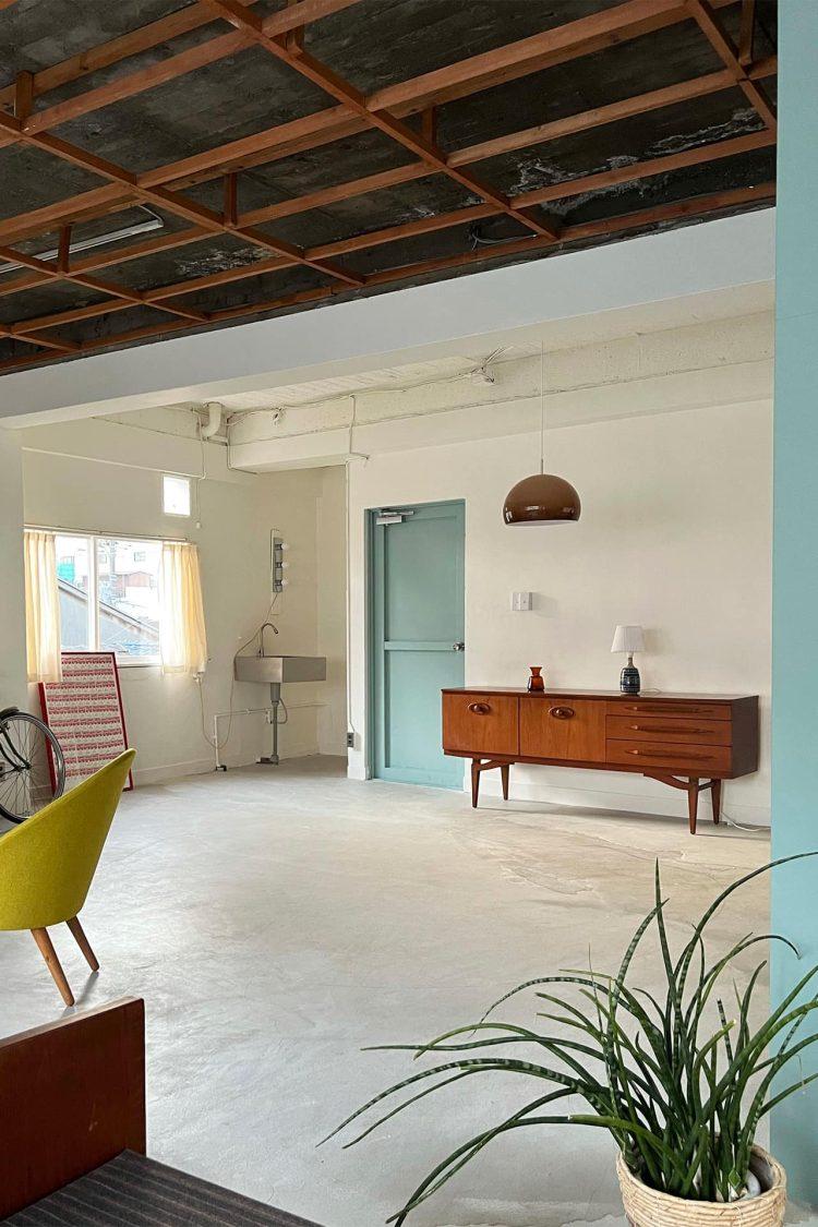 モルタル床とイギリスの塗料壁