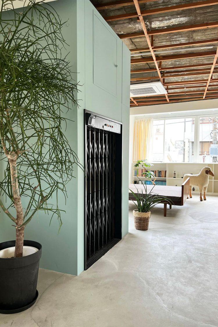 塗装されたダムウェーター