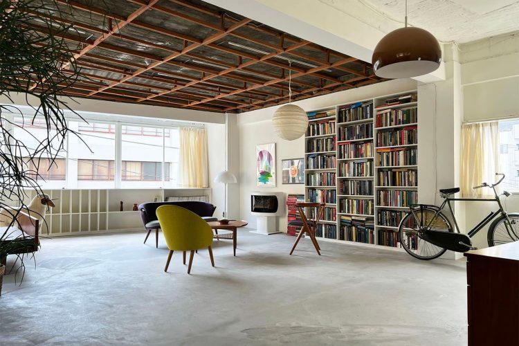 モルタル床とシンプルな内装