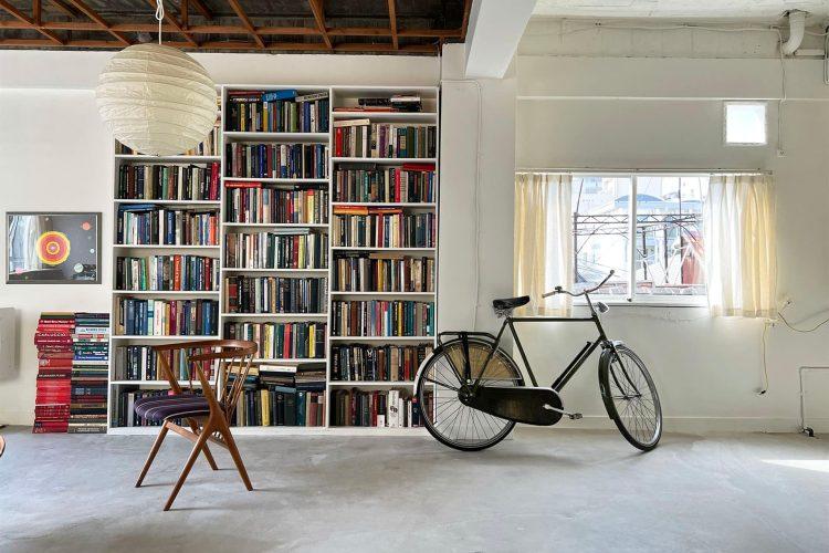 造作された天井までの本棚