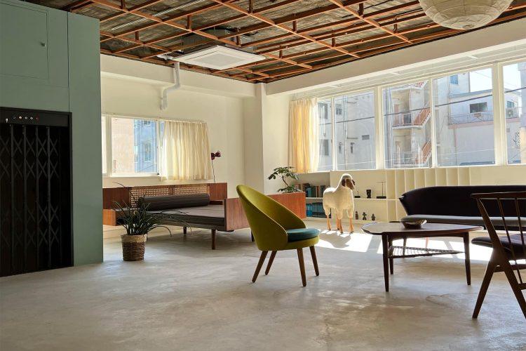 腰の高さから窓側を見た感じ