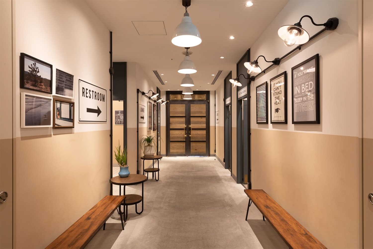 ラウンジ前通路(扉クローズ)