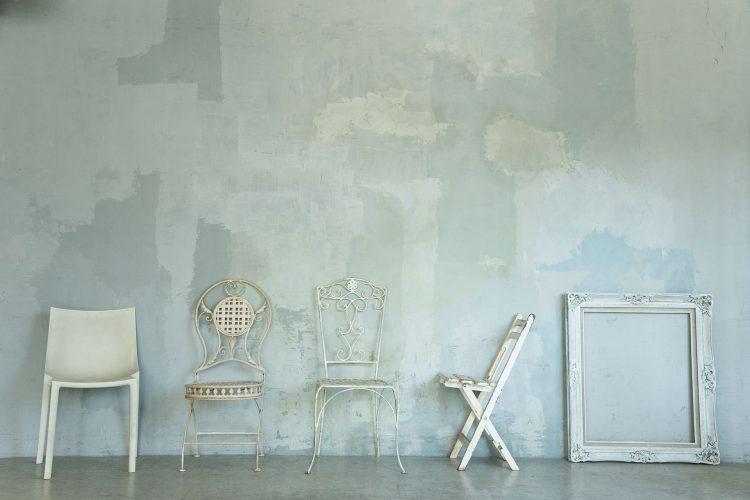 1F ブルーグレーの壁と白い家具