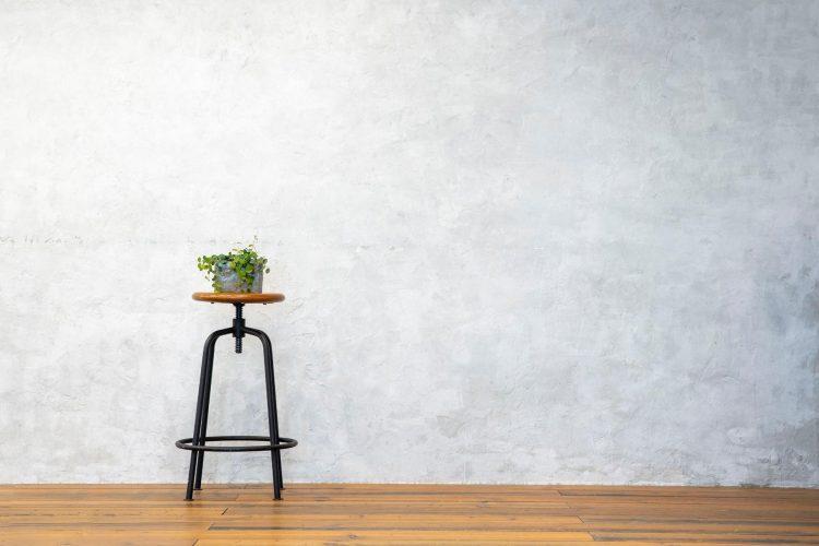 フローリング白壁とスツール