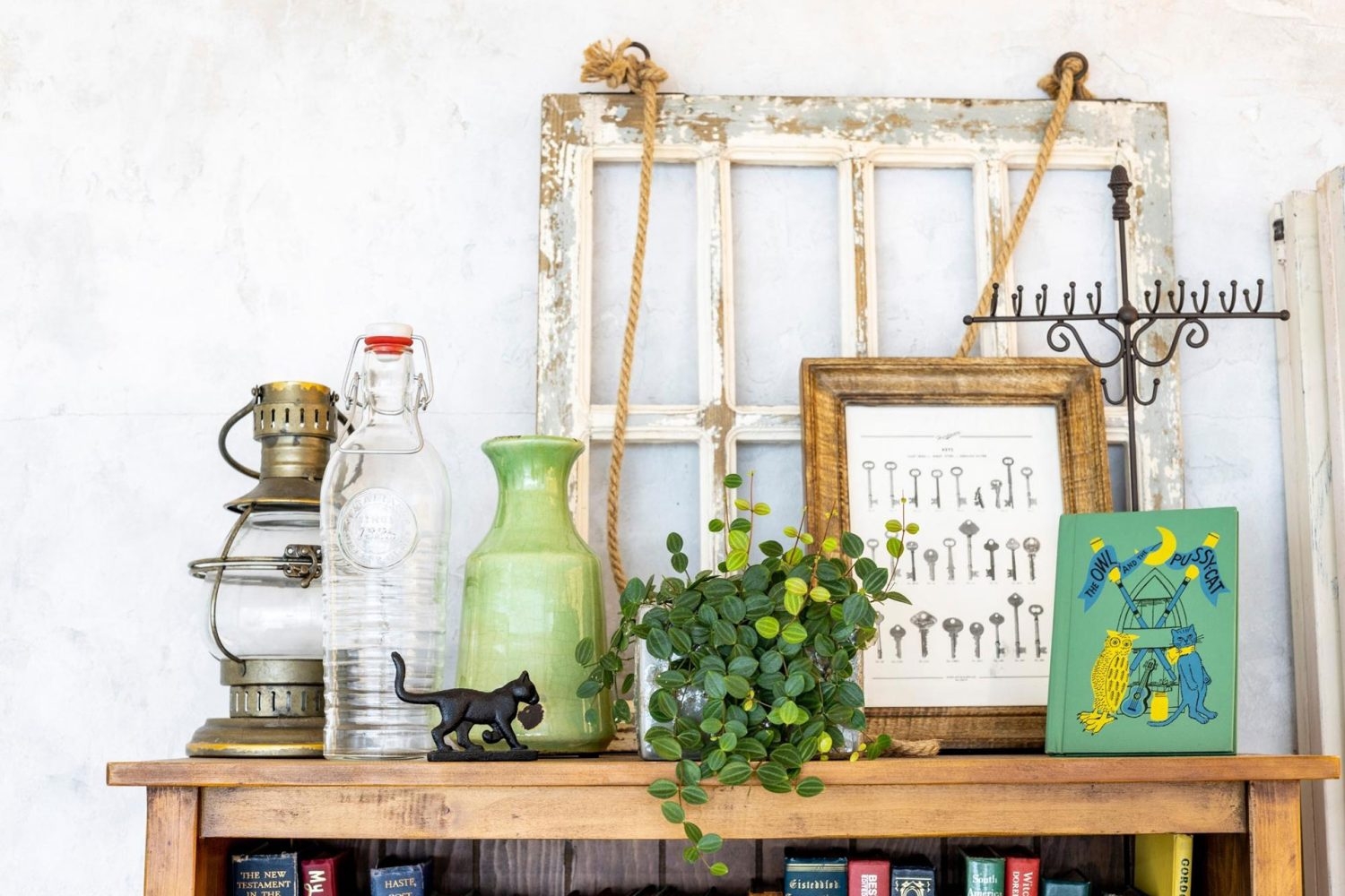 本棚上部と小物