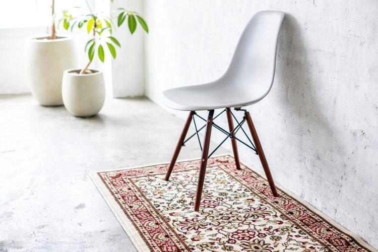 ラグと椅子