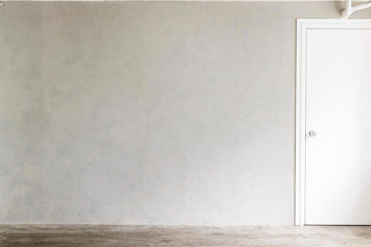 グレー壁と白ドア