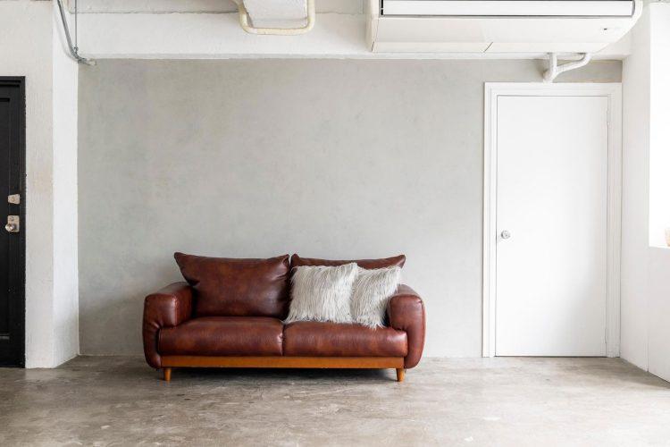 グレー壁とソファ