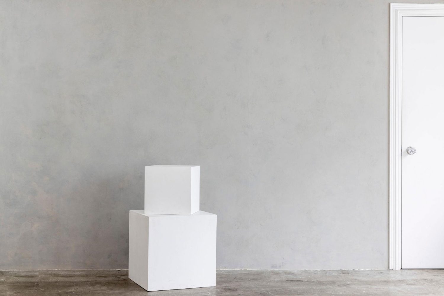 グレー壁とサイコロ