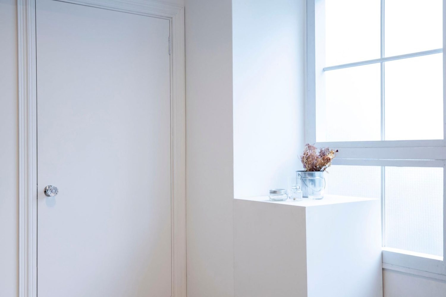 白ドアとサイコロ