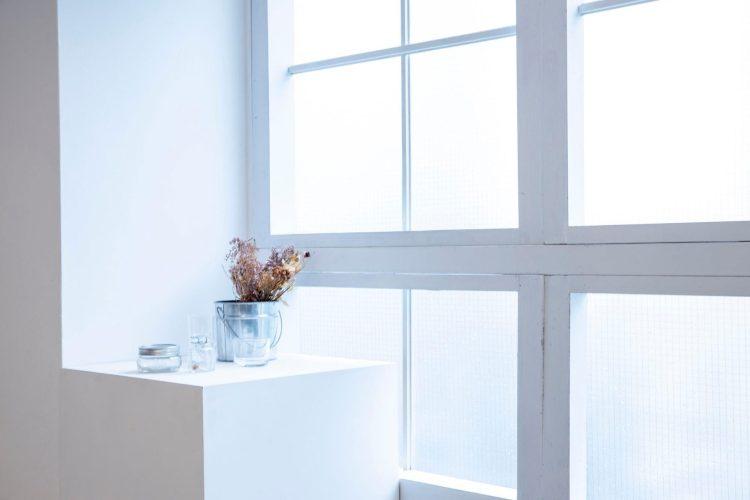 サイコロと格子窓